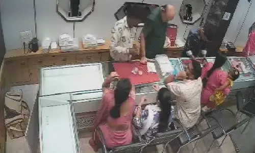 CG Crime : ग्राहक बनकर ज्वेलरी शॉप में घुसे 3 शातिर, पलक झपकते ही 17 ग्राम सोने की चेन पार, CCTV में कैद वारदात