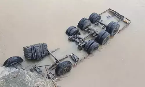 MP Accident : चील घाट की नदी में समाया 16 चक्का ट्रक, 2 लोगों के दबे होने की आशंका, रेस्क्यू जारी