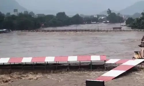 MP-UP बॉर्डर पर भारी बारिश से बाढ़ जैसे हालात: चित्रकूट में मंदाकिनी 30 फीट उफनी, रामघाट का पुल बहा; सतना में रेलवे ट्रैक डूबे