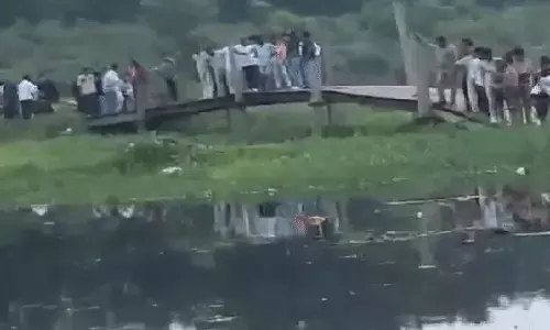 UP Accident : राखी बांधकर घर लौट रहा परिवार नदी में गिरा, मां-बेटे की मौत, 20 घंटे बाद बच्चे का शव बरामद