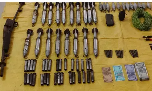 Bijapur Maoist Arrested: बीजापुर में नक्सल डंप के साथ एक माओवादी गिरफ्तार, बीजीएल लांचर सहित विस्फोटकों का जखीरा बरामद