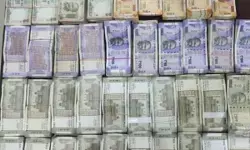 MP Crime : कार की तलाशी में मिला नोटों से भरा बोरा, लाखों की नकदी गिनने मंगाई गई मशीन MP Crime : कार की तलाशी में मिला नोटों से भरा बोरा, लाखों की नकदी गिनने मंगाई गई मशीन