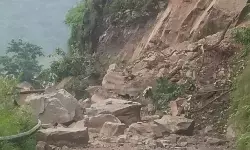 नैनीताल-काठगोदाम मार्ग पर पहाड़ी दरकी, सड़क पर गिरे बोल्डर-मलबा; यातायात ठप