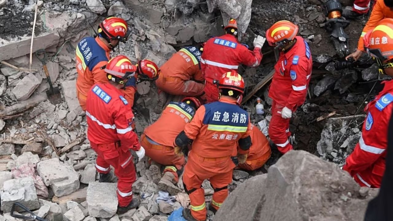 China Landslide : नेपाल के बाद चीन में भी तबाही, लैंडस्लाइड में 16 की मौत; 546 लोग लापता, रेस्क्यू ऑपरेशन जारी