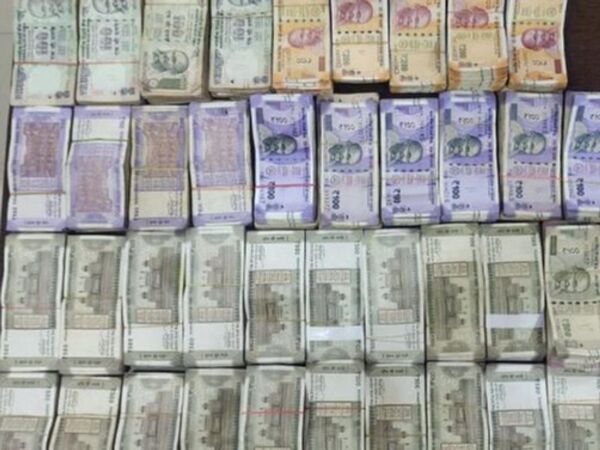 MP Crime : कार की तलाशी में मिला नोटों से भरा बोरा, लाखों की नकदी गिनने मंगाई गई मशीन