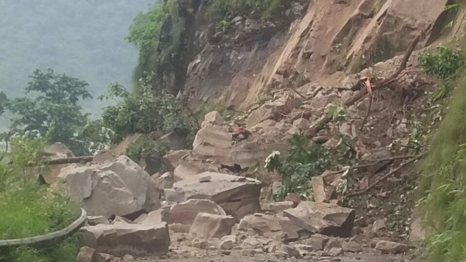 नैनीताल-काठगोदाम मार्ग पर पहाड़ी दरकी, सड़क पर गिरे बोल्डर-मलबा; यातायात ठप