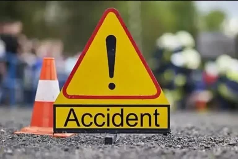 CG Accident : कार-बाइक की भीषण टक्कर, दोनों वाहन पुल से नीचे गिरे, एक की मौत, दूसरा युवक लापता