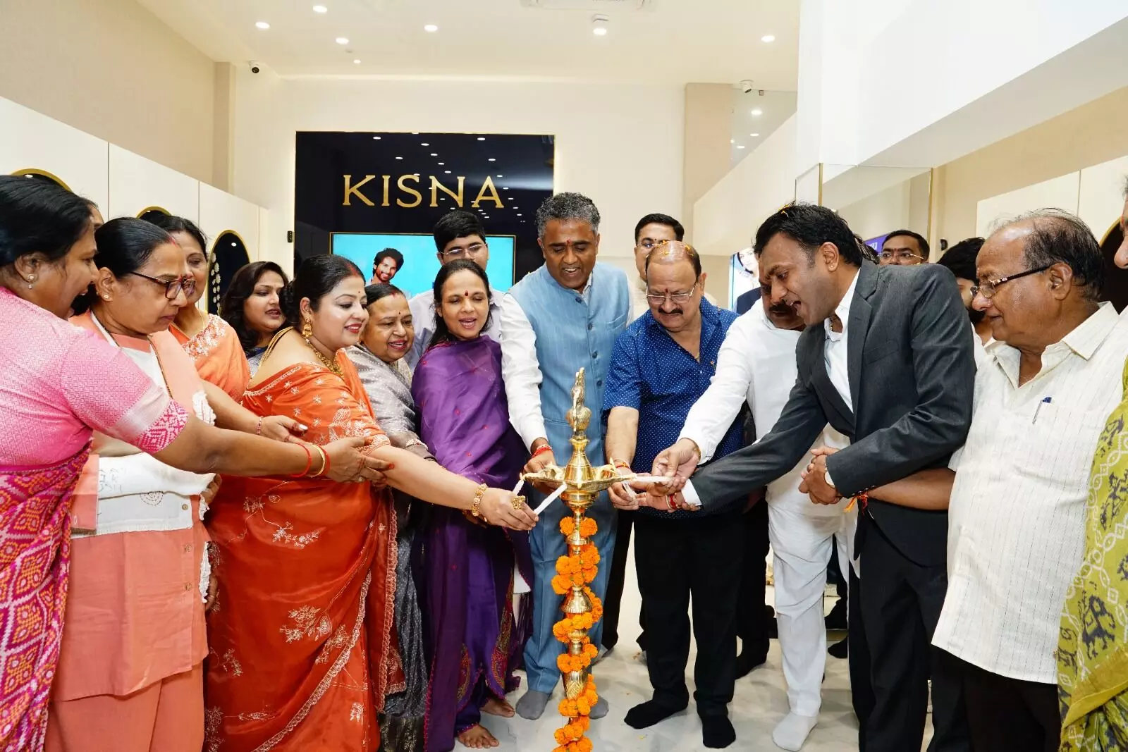 37341-7c1e54ac-62c1-446e-a11a-b9e6dbac2d9c CG News : किसना डायमंड एंड गोल्ड ज्वेलरी ने खोला छत्तीसगढ़ का 6वां एक्सक्लूसिव शोरूम