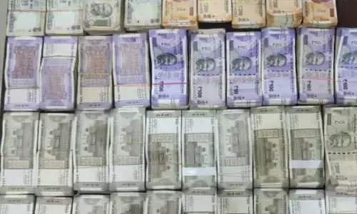 MP Crime : कार की तलाशी में मिला नोटों से भरा बोरा, लाखों की नकदी गिनने मंगाई गई मशीन
