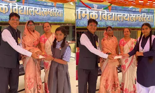 CG News: खम्हरिया के टॉपर विद्यार्थियों का सम्मान, पन्नालाल चंद्राकर ने 35,500 रुपए की नगद प्रोत्साहन राशि दी