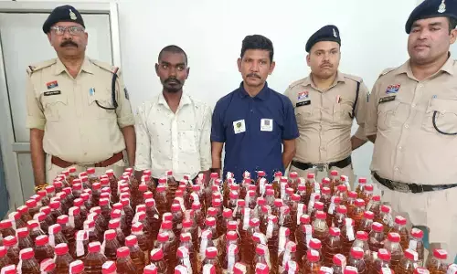 CG Crime : पुलिस की बड़ी कार्रवाई, 220 पाव अवैध शराब के साथ 2 अंतरजिला तस्कर गिरफ्तार
