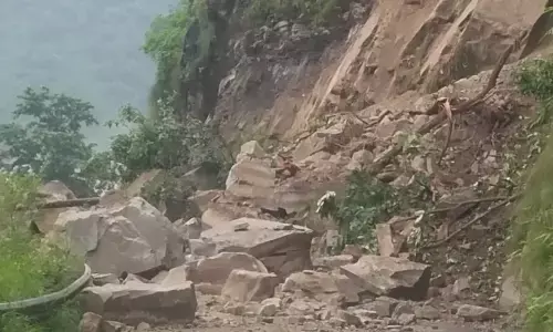 नैनीताल-काठगोदाम मार्ग पर पहाड़ी दरकी, सड़क पर गिरे बोल्डर-मलबा; यातायात ठप