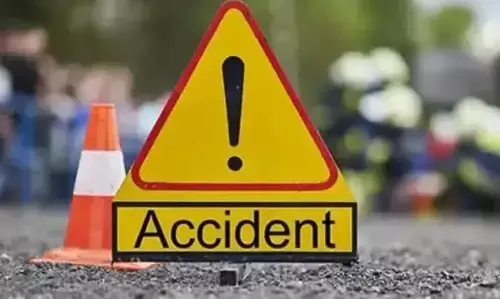 CG Accident : कार-बाइक की भीषण टक्कर, दोनों वाहन पुल से नीचे गिरे, एक की मौत, दूसरा युवक लापता