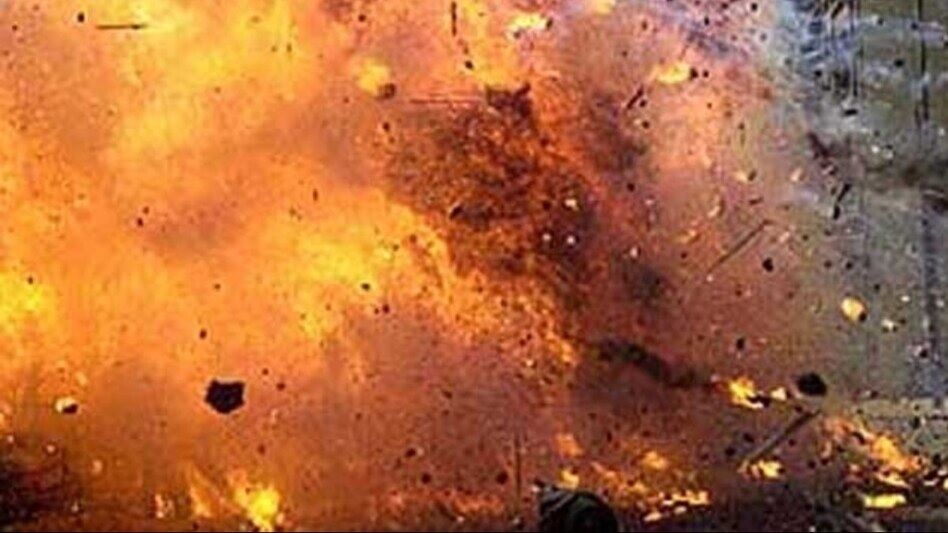 प्रयागराज में पटाखा फैक्ट्री में भीषण आग, धमाकों से कई मकान ढहे, कई लोग झुलसे
