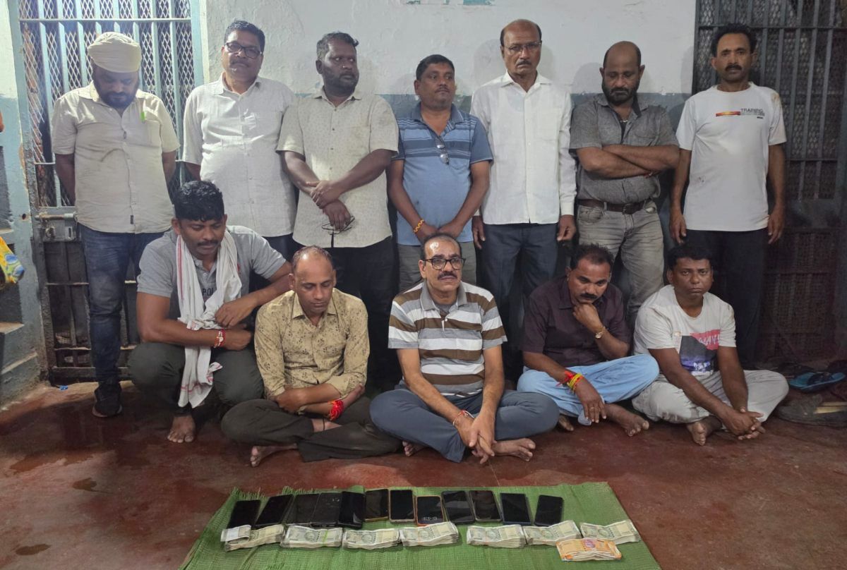 CG Crime : मकान में सजा था जुए का फड़, पुलिस ने मारी रेड, 12 गिरफ्तार, 3.16 लाख कैश जब्त