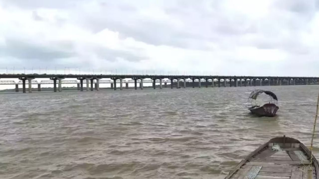 Prayagraj Flood Alert : गंगा-यमुना के बढ़ते जलस्तर से मंडराया बाढ़ का खतरा, 8 घंटे में 40 सेमी तक बढ़ा पानी; रेड अलर्ट जारी