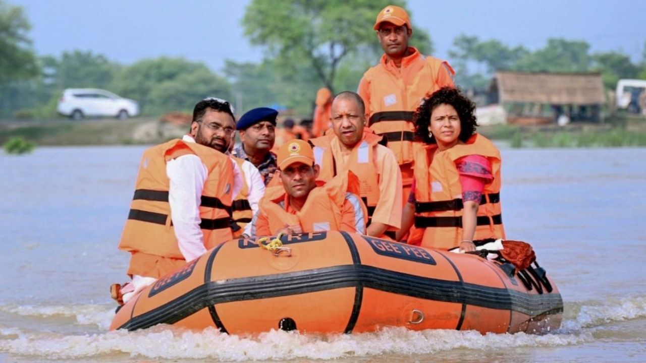 UP Flood Relief : बाढ़ प्रभावितों के लिए योगी सरकार का राहत अभियान, भोजन-इलाज से लेकर आश्रय और पशु चारे तक इंतजाम