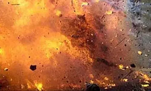 प्रयागराज में पटाखा फैक्ट्री में भीषण आग, धमाकों से कई मकान ढहे, कई लोग झुलसे