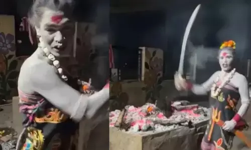 Ujjain: जलती चिता से मांस निकालकर खाने का दावा, उज्जैन में वायरल वीडियो से मचा बवाल, संतों ने की FIR की मांग Ujjain: जलती चिता से मांस निकालकर खाने का दावा, उज्जैन में वायरल वीडियो से मचा बवाल, संतों ने की FIR की मांग