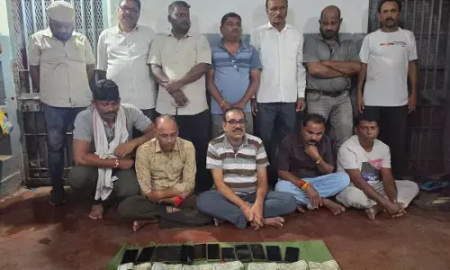 CG Crime : मकान में सजा था जुए का फड़, पुलिस ने मारी रेड, 12 गिरफ्तार, 3.16 लाख कैश जब्त CG Crime : मकान में सजा था जुए का फड़, पुलिस ने मारी रेड, 12 गिरफ्तार, 3.16 लाख कैश जब्त
