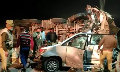 UP Accident : यमुना एक्सप्रेस-वे पर बेकाबू ट्रक ने मचाई तबाही, डिवाइडर तोड़ कार पर पलटा, 4 की मौत