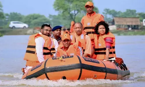UP Flood Relief : बाढ़ प्रभावितों के लिए योगी सरकार का राहत अभियान, भोजन-इलाज से लेकर आश्रय और पशु चारे तक इंतजाम
