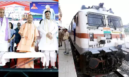 UP-Nepal Rail Connectivity: नेपाल के लिए यूपी से शुरू हुई पहली ट्रेन सेवा, CM योगी ने दिखाई हरी झंडी; 4 ट्रेनों का होगा संचालन