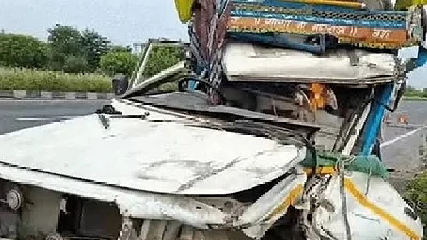 UP Accident : खाटू श्याम दर्शन से लौट रहे मैनपुरी के श्रद्धालुओं की पिकअप ट्रक से टकराई, 6 की मौत, 16 घायल