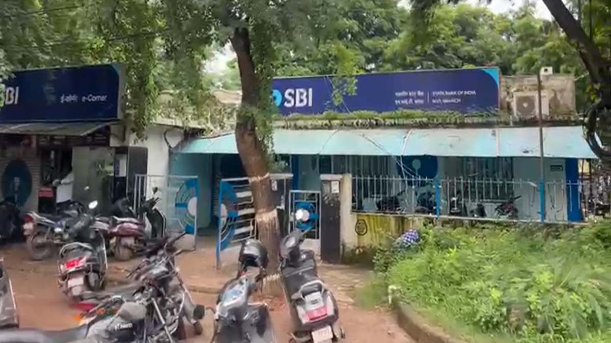 Raipur City Crime : ग्रिल काटकर SBI में दाखिल हुए बदमाश, लॉकर तोड़ने की कोशिश नाकाम