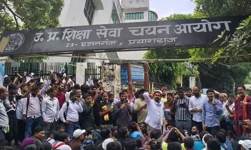 UP TET 2026 रिजल्ट के बाद अभ्यर्थियों का फूटा गुस्सा, OMR रिजेक्शन और नॉर्मलाइजेशन पर उठे सवाल; दोबारा जांच की मांग