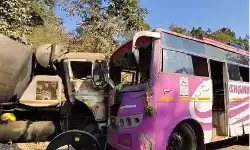 Jashpur Raigarh Bus Accident: बस और ट्रक में भीषण टक्कर, 15 यात्री घायल, 7 की हालत गंभीर, जानें पूरा मामला