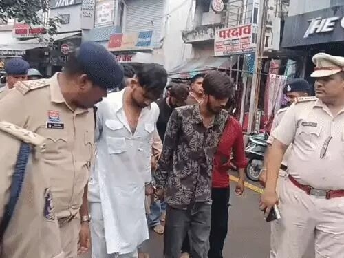 Bilaspur Khaparganj Stone Pelting: बिलासपुर खपरगंज पथराव मामले में गिरफ्तार आदतन बदमाश सोहेल खान सहित आरोपियों का निकला जुलूस, TI समेत 9 पुलिसकर्मी हुए थे घायल, जानें क्या है मामला