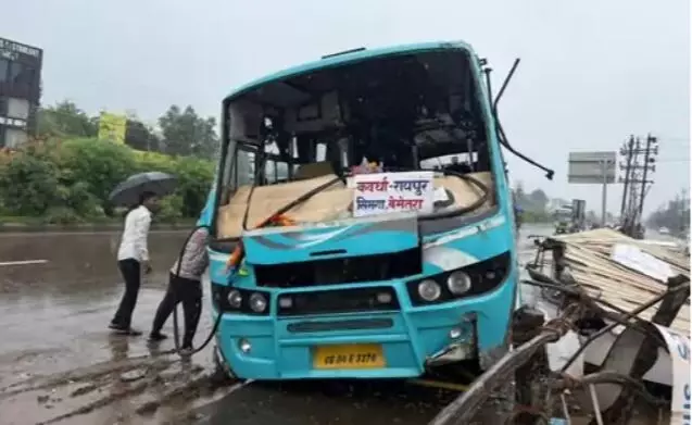 37677-raipur-bus-accident-tanker-collision-bus-stop-dd-nagar Raipur Bus Accident: रायपुर में टैंकर की टक्कर से बेकाबू हुई यात्री बस, बस स्टॉप में जा घुसी, बाल-बाल बचे यात्री