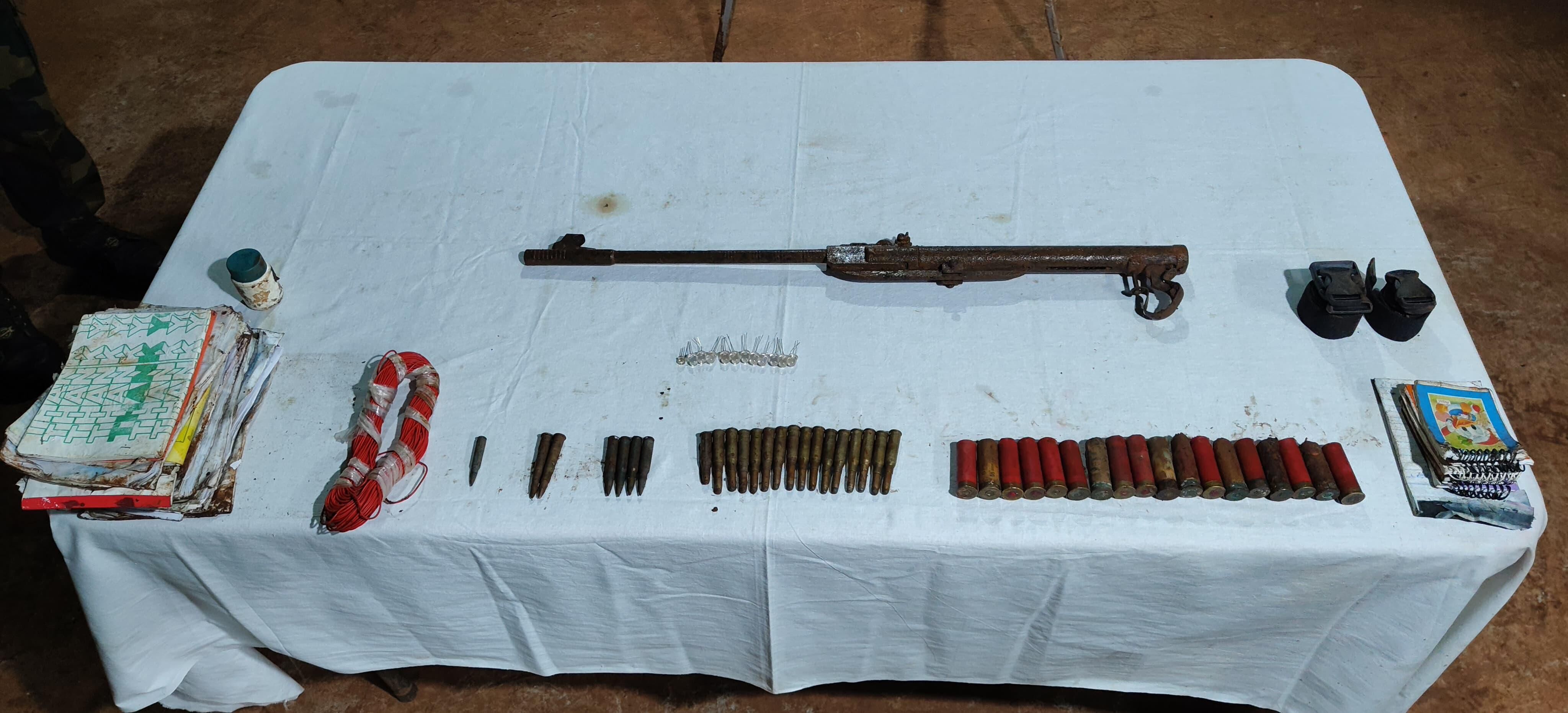 CG Naxal News : हाच्चेकोटी के जंगल में नक्सलियों का पुराना डंप बरामद, हथियार-विस्फोटक जब्त