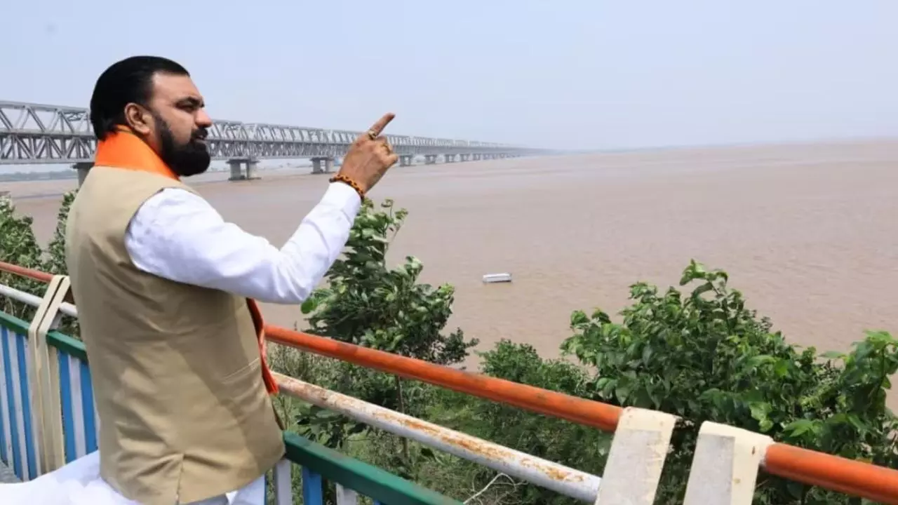 37707-bihar-1 Bihar : खतरे के निशान के पार गंगा-पुनपुन, CM सम्राट चौधरी ने किया बाढ़ प्रभावित इलाकों का निरीक्षण; अफसरों को दिए निर्देश