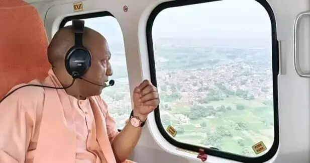 37715-yogi-cm UP Flood : फर्रुखाबाद में बाढ़ प्रभावित इलाकों का CM योगी ने लिया जायजा, 1000 परिवारों को बांटी राहत सामग्री; बोले- हर जरूरतमंद तक पहुंचेगी मदद