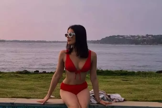 37732-radhika Radhika Madan : बीच वेकेशन से राधिका मदान का ग्लैमरस अंदाज वायरल, Red बिकिनी लुक पर फैंस ने बरसाया प्यार