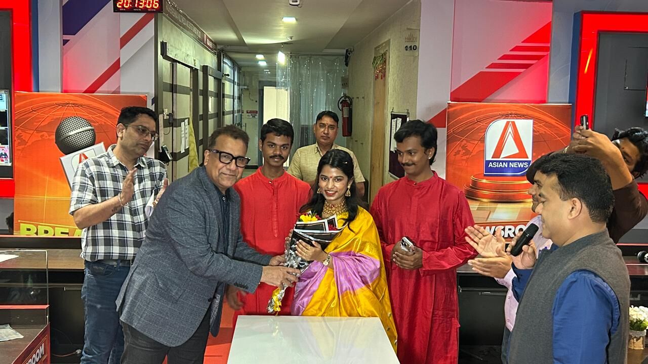 रायपुर पहुंचीं मैथिली ठाकुर, एशियन न्यूज के स्टूडियो में संपादकीय टीम से की मुलाकात, चेयरमैन सुबोध सिंघानिया ने किया आत्मीय स्वागत