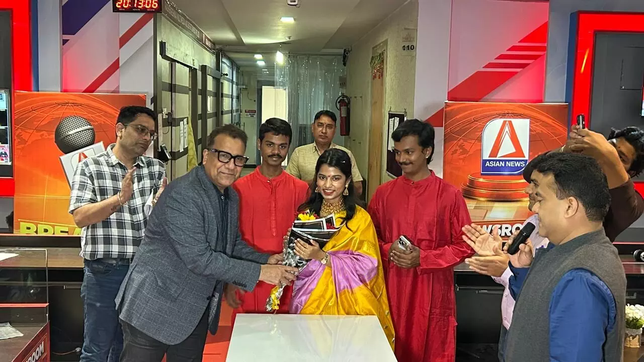 37801-mathali-thakur-asian-news-cg रायपुर पहुंचीं मैथिली ठाकुर, एशियन न्यूज के स्टूडियो में संपादकीय टीम से की मुलाकात, चेयरमैन सुबोध सिंघानिया ने किया आत्मीय स्वागत