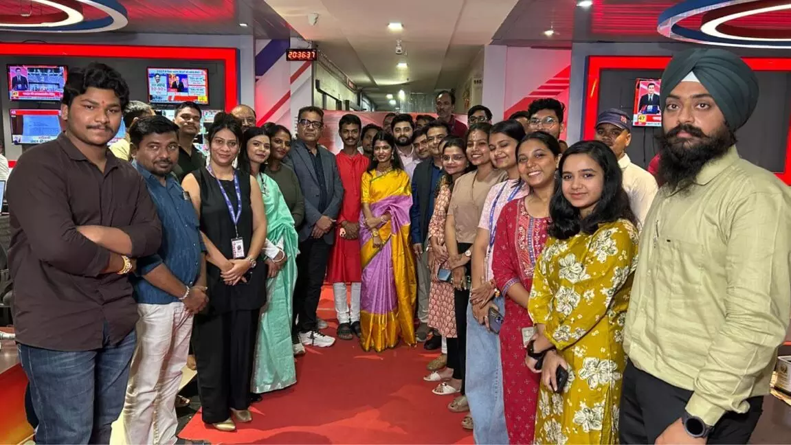 37808-111 रायपुर पहुंचीं मैथिली ठाकुर, एशियन न्यूज के स्टूडियो में संपादकीय टीम से की मुलाकात,चेयरमैन सुबोध सिंघानिया ने किया आत्मीय स्वागत