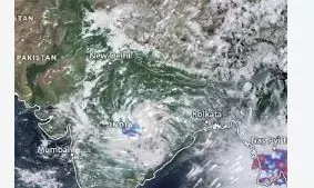 Chhattisgarh Weather Alert: आज छत्तीसगढ़ के इन जिलों में भारी बारिश के साथ आंधी-बिजली का अलर्ट, 65 KM तक पहुंच सकती है हवा की रफ्तार