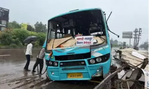 Raipur Bus Accident: रायपुर में टैंकर की टक्कर से बेकाबू हुई यात्री बस, बस स्टॉप में जा घुसी, बाल-बाल बचे यात्री Raipur Bus Accident: रायपुर में टैंकर की टक्कर से बेकाबू हुई यात्री बस, बस स्टॉप में जा घुसी, बाल-बाल बचे यात्री