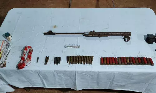 CG Naxal News : हाच्चेकोटी के जंगल में नक्सलियों का पुराना डंप बरामद, हथियार-विस्फोटक जब्त