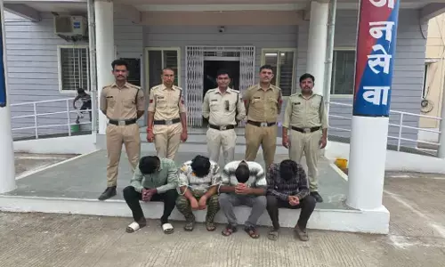 MP Crime : 60 हजार चुकाने के बाद भी मांगे 1.5 लाख, पत्नी-बेटी को उठाने पहुंचे सूदखोर, 4 गिरफ्तार MP Crime : 60 हजार चुकाने के बाद भी मांगे 1.5 लाख, पत्नी-बेटी को उठाने पहुंचे सूदखोर, 4 गिरफ्तार