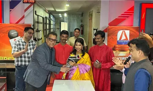 रायपुर पहुंचीं मैथिली ठाकुर, एशियन न्यूज के स्टूडियो में संपादकीय टीम से की मुलाकात,चेयरमैन सुबोध सिंघानिया ने किया आत्मीय स्वागत रायपुर पहुंचीं मैथिली ठाकुर, एशियन न्यूज के स्टूडियो में संपादकीय टीम से की मुलाकात,चेयरमैन सुबोध सिंघानिया ने किया आत्मीय स्वागत