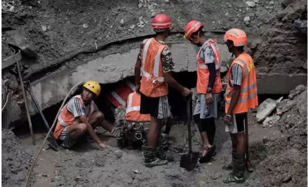 37817-nepal-flood-trishuli-3a-tunnel-two-people-rescued-after-9-days Nepal floods Trishuli Hydropower Tunnel:नेपाल में हुआ चमत्कार:9 दिन बाद मौत की सुरंग से जिंदगी ने लगाई आवाज, 2 लोग जिंदा निकले, 40 से ज्यादा अब भी लापता