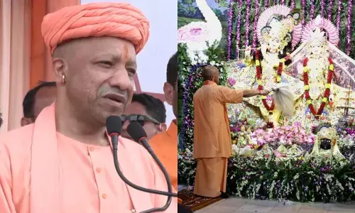 UP : जन्माष्टमी पर श्रीकृष्ण जन्मभूमि पहुंचे CM योगी, बोले- बाबर-औरंगजेब में आस्था रखने वाले सनातन का सम्मान नहीं कर सकते