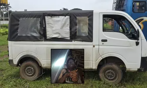 CG Crime : टाटा मैजिक में मिली युवक की लाश, पुलिस को देखते ही वाहन छोड़कर फरार हुए संदिग्ध