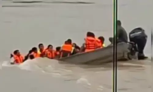 MP News : नर्मदा में पेट्रोलिंग कर रही होमगार्ड की मोटरबोट पलटी, 15 जवान थे सवार, सभी सुरक्षित