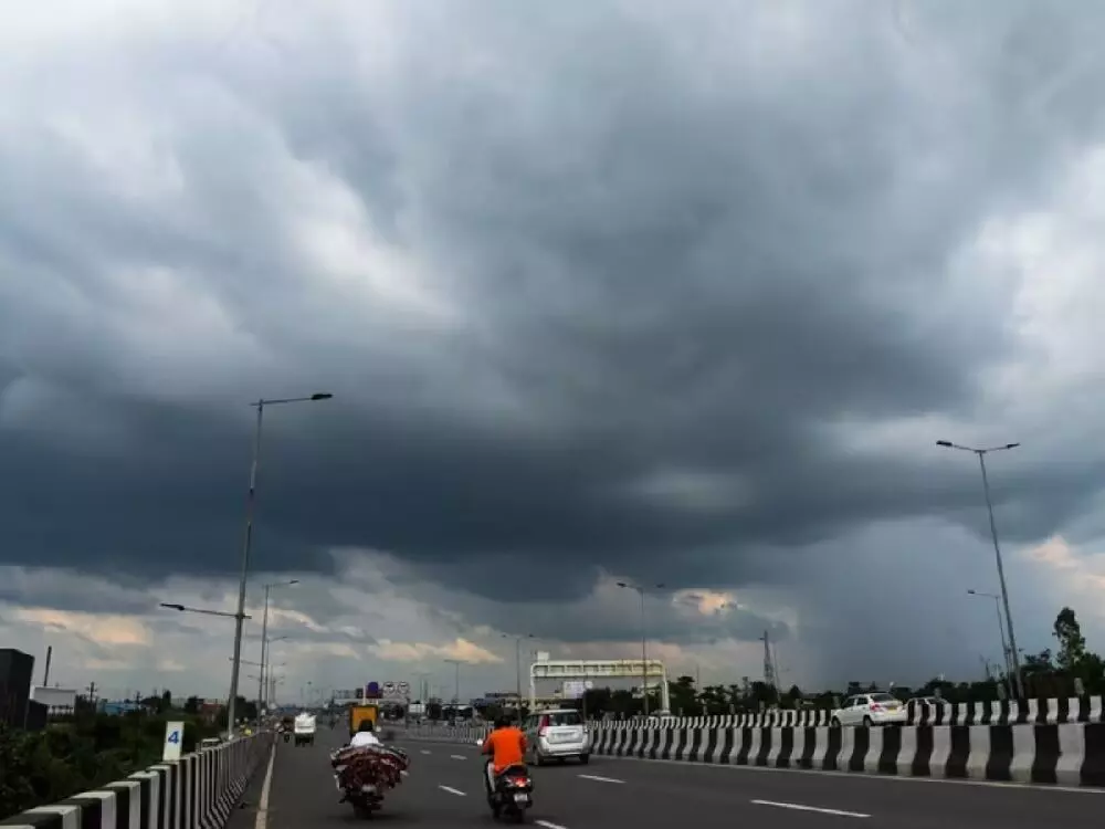 CG Weather : छत्तीसगढ़ में बारिश के बीच बदला मौसम का मिजाज, रायपुर का तापमान एक दिन में 6 डिग्री चढ़ा CG Weather : छत्तीसगढ़ में बारिश के बीच बदला मौसम का मिजाज, रायपुर का तापमान एक दिन में 6 डिग्री चढ़ा